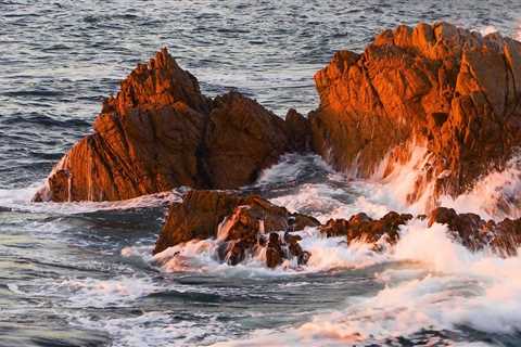 Strong ocean waves crashing against the shore