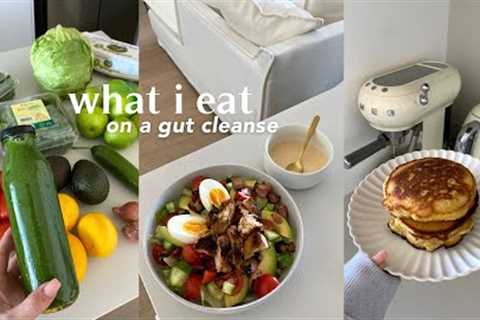 WHAT I EAT | organic markets, supplements i''m taking, pancakes, grilled chicken salad, tomato soup!